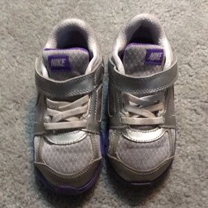 Kids Nikes size 9t in good used condition